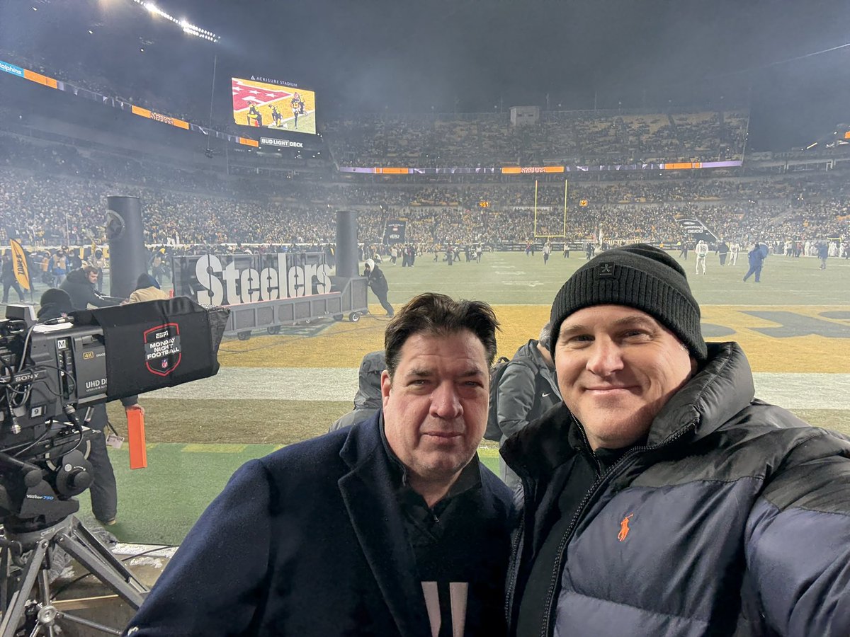 Bob_Stauffer's tweet image. I know what you are all thinking…

It’s DeVito and Schwarzenegger from TWINS!

Thanks to @EdmontonJack buddy and Meadville legend “Foot” for hooking us up!