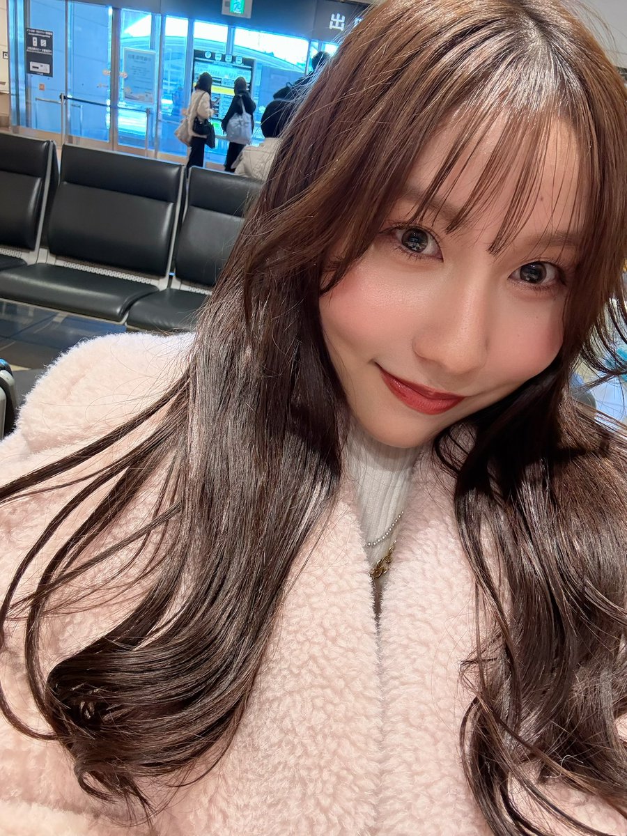 Post by momo 2nd写真集「essence」12/23発売 on X: 東京着いたよー！