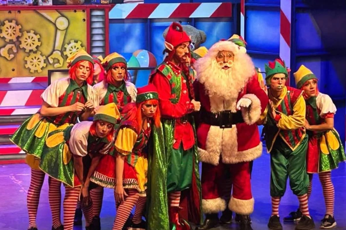 🎅✨ #LaFábricaDSanta 2025 regresa con una nueva misión: salvar la Navidad 🌍❄️

Música, baile y una historia llena de magia donde niñas y niños se convierten en los verdaderos héroes del Polo Norte. 🎄🎶

#Navidad2025 #TeatroFamiliar #EspírituNavideño lachaqueta.news/2025/12/16/la-…