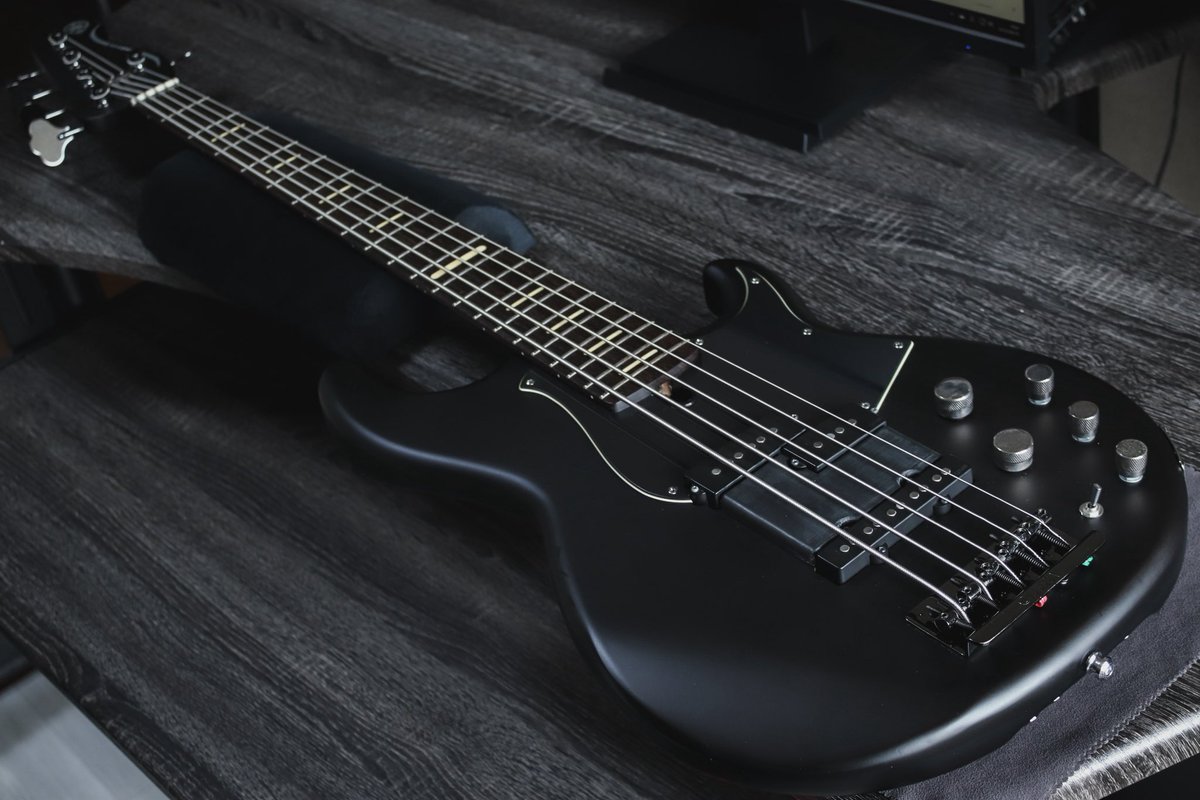 RM_Instruments's tweet image. 全体調整をしました。

楽器はYAMAHA BB734。

半音下げチューニングにてセットアップしました。

弦高は低めがお好みとのことでしたため、
5弦1.7mm・1弦1.2mm程度まで下げました。

リペア料金表
ruinamiyashiro.jp/repair-price/