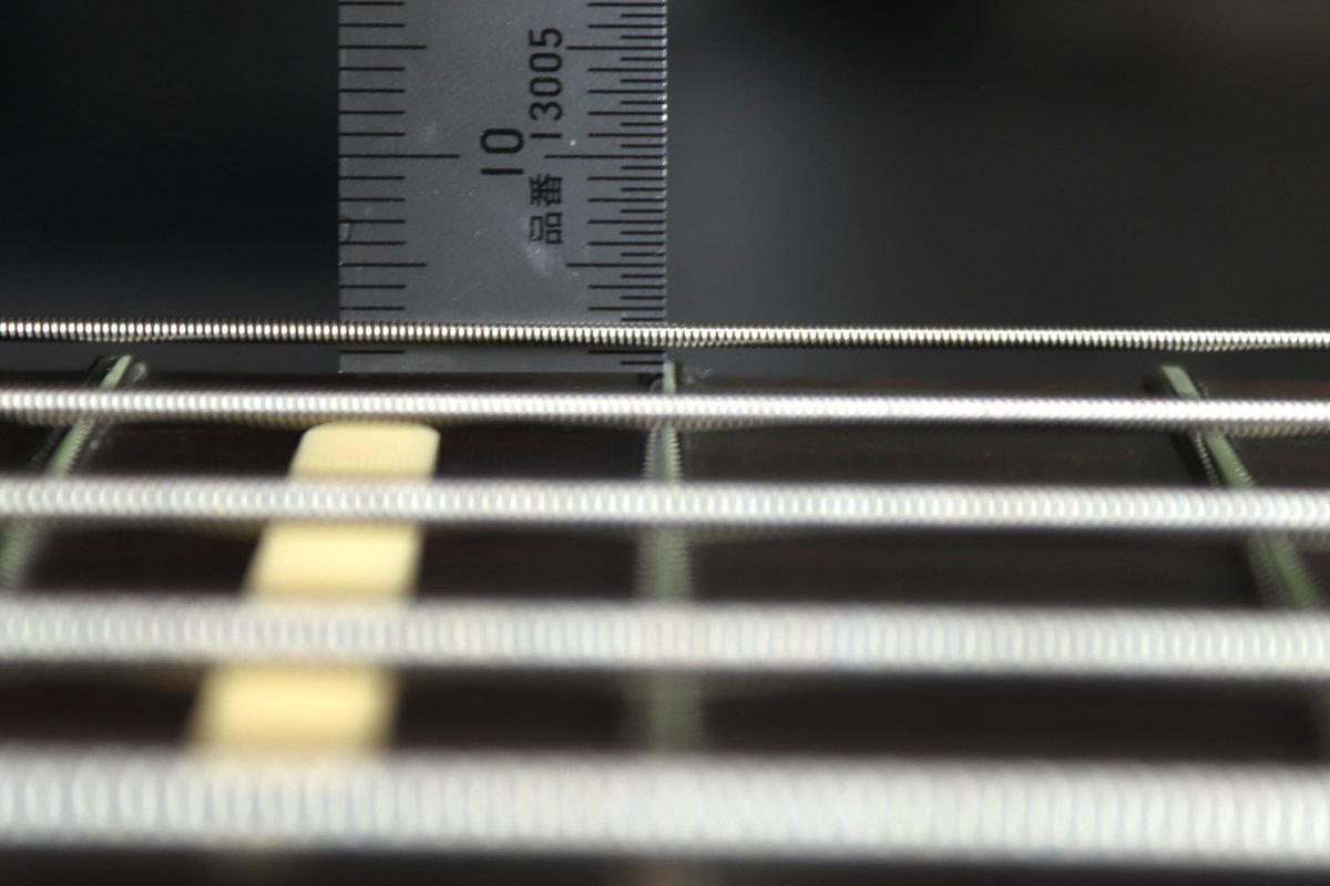 RM_Instruments's tweet image. 全体調整をしました。

楽器はYAMAHA BB734。

半音下げチューニングにてセットアップしました。

弦高は低めがお好みとのことでしたため、
5弦1.7mm・1弦1.2mm程度まで下げました。

リペア料金表
ruinamiyashiro.jp/repair-price/