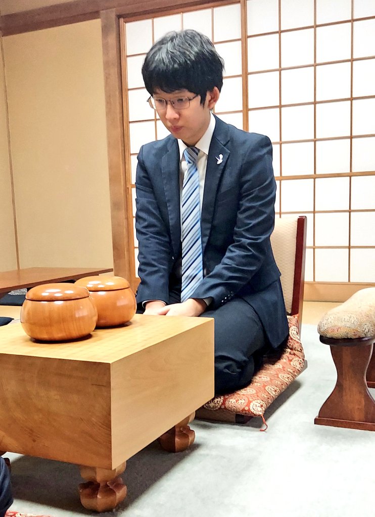 v4seR2cGOCn73Od's tweet photo. 【新人王新春記念対局】
蕭鈺洋新人王が、記念対局の相手に指名したのは林漢傑八段。
台湾の先輩との一局になりました。
#新人王 #囲碁 https://t.co/ZlOxBLOTs0