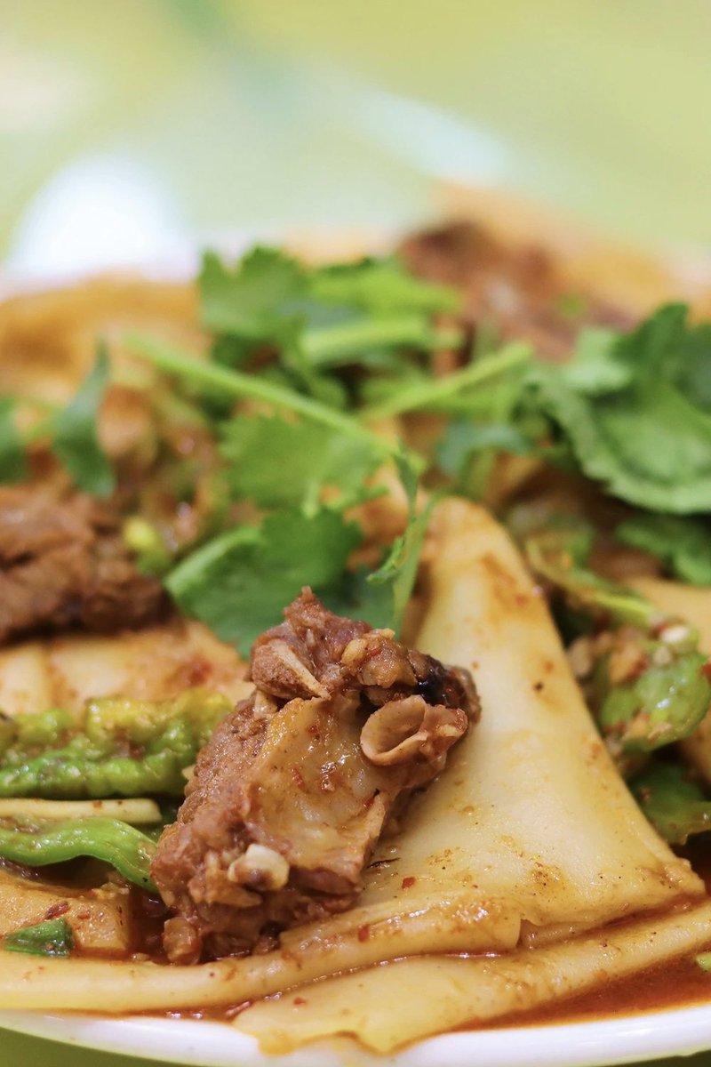 胡羊焖饼。唐代称面条为汤饼，敦煌美食延续了这种古称。