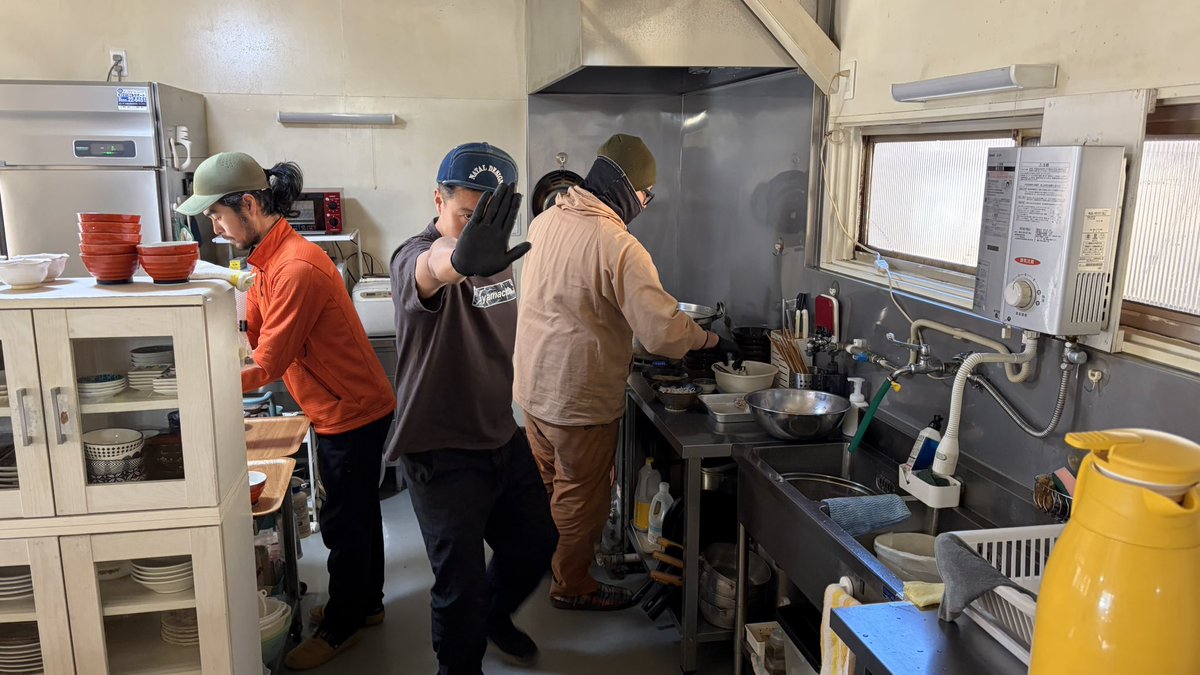 taba_maguro's tweet photo. 今日のマルチワーカー。
丹波山倶楽部で舞茸食堂が今日オープン！
きのこそばがめっちゃ香り良いですー！ https://t.co/7s09eg7r17
