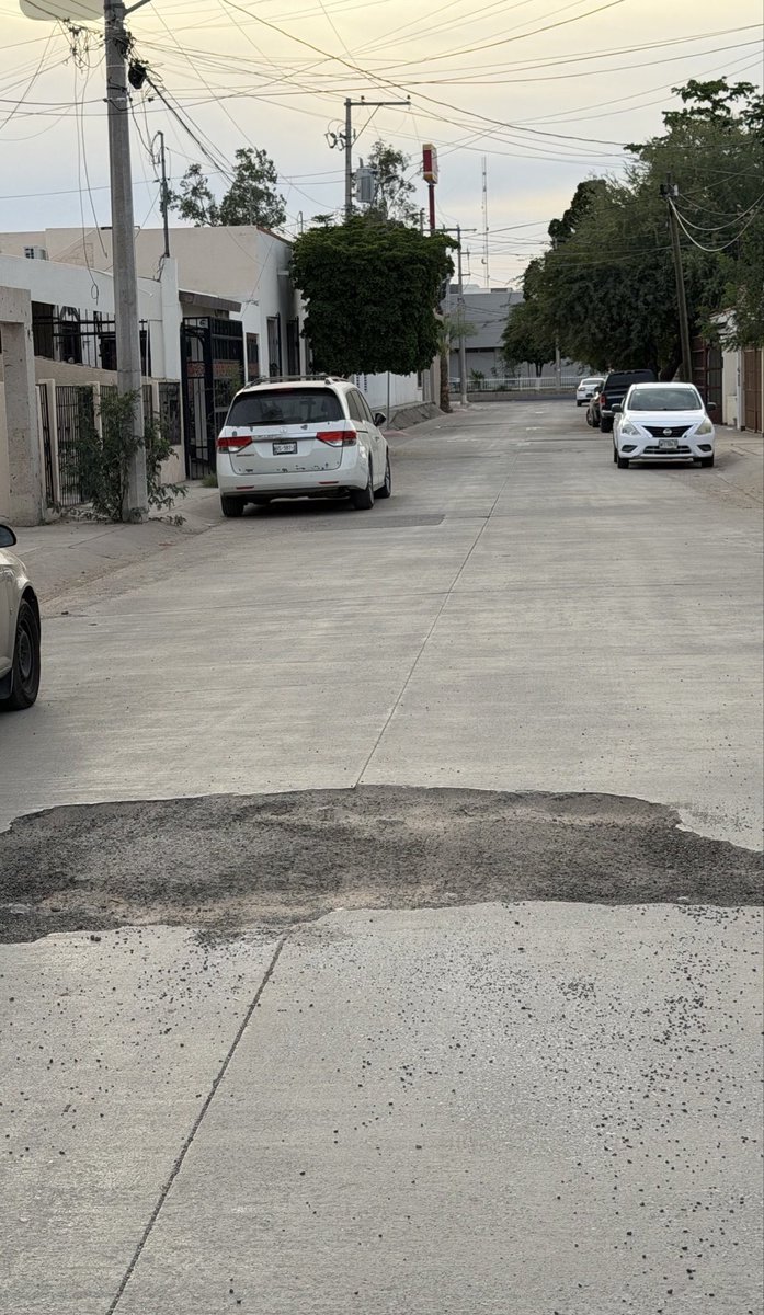 Hace dos años solicité bacheo en concreto y lo hicieron con asfalto. Y pues sucedió lo que ya sabemos , no funcionó y dinero tirado a la basura. <a href="/tonoastiazaran/">Antonio Astiazarán</a> <a href="/HermosilloGob/">Gobierno de Hermosillo</a> <a href="/CidueHermosillo/">CidueHermosillo</a>