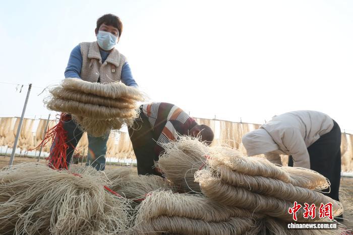 PuebloEnLnea's tweet image. Trabajadores se afanan en secar, clasificar, empaquetar y transportar #fideos de #batata en una planta de producción en el condado de Qixian, en la provincia de #Henan, en el centro de China. #RevitalizaciónRural