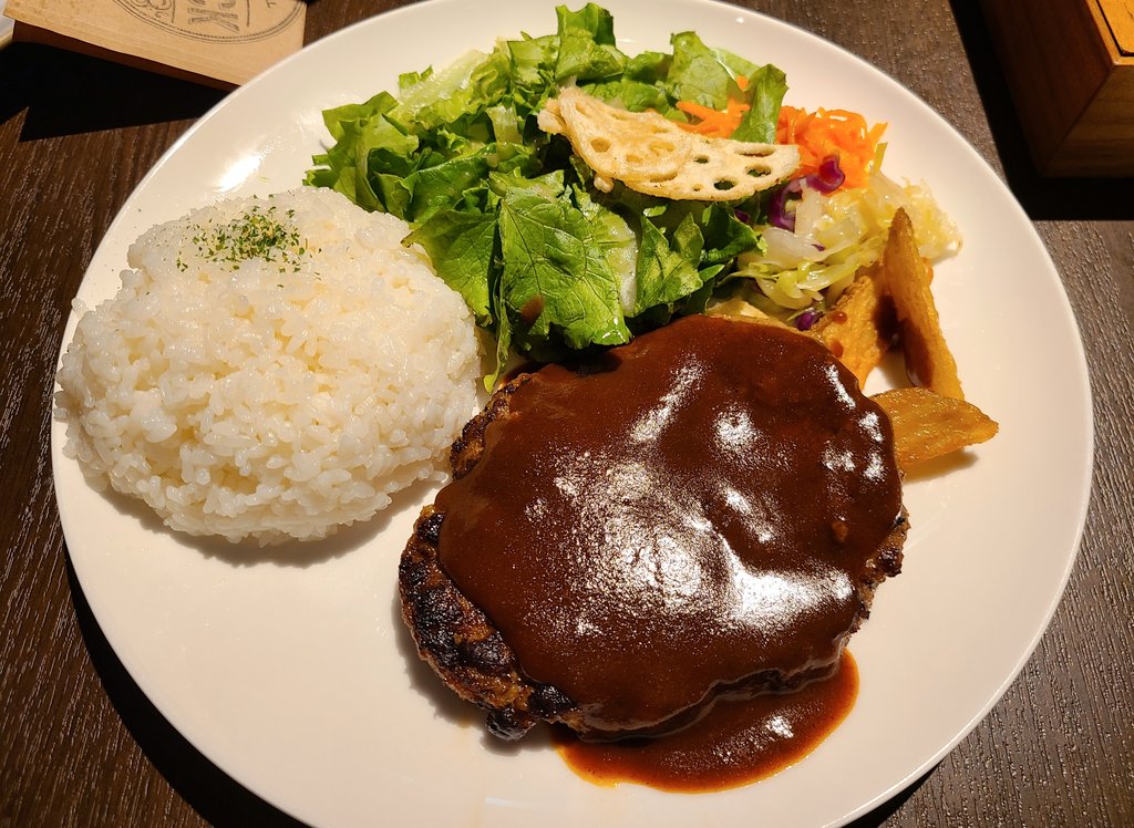 youzy_kerokero's tweet photo. みなとみらいの『BAYDECK BEER &amp; GRILL』でグリルハンバーグプレートを食べました。いい雰囲気のビアレストラン。デミグラスソースが美味しかったです。店員さんも気遣いよくいい感じでした😌
#BAYDECK https://t.co/kmbOq15cQ4
