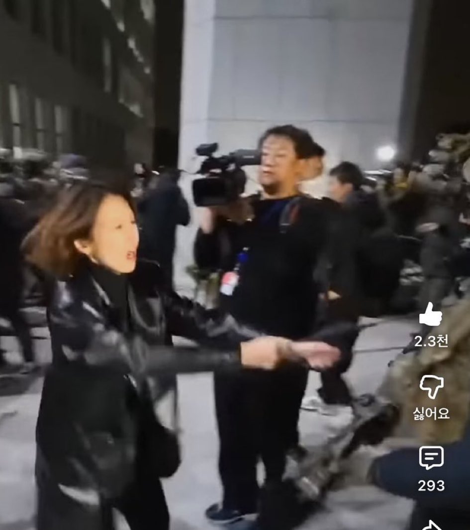 ㅋㅋ 안귀령 옆에는 카메라맨이 있네. 쇼 한거 맞군.