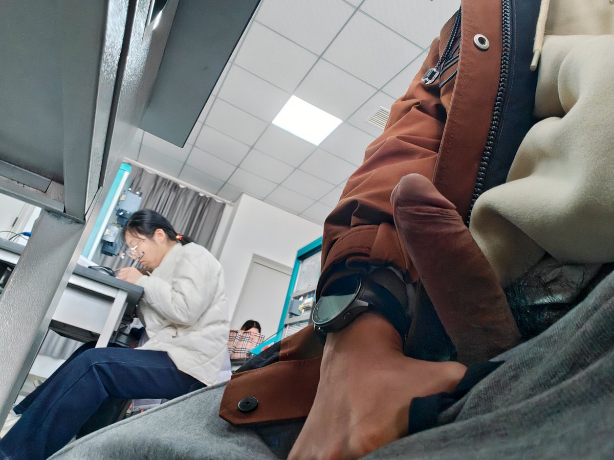 a1444616586's tweet photo. 冬天穿得厚，实在是太不方���掏出来了
#上课 #教室 #教室暴露 #教室露出 #野裸 #人前 #极限暴露 #大屌 https://t.co/T8DYicqCbO