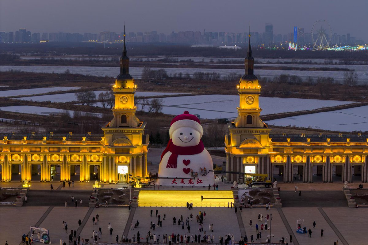 _NiceYa_'s tweet photo. The winter giant has arrived in Ice City❄️⛄
The giant snowman stands tall, turning every snowflake into childhood dreams!
#IceCity #WinterWonder #SnowmanMagic 🌨️ https://t.co/sfc0Edw81W