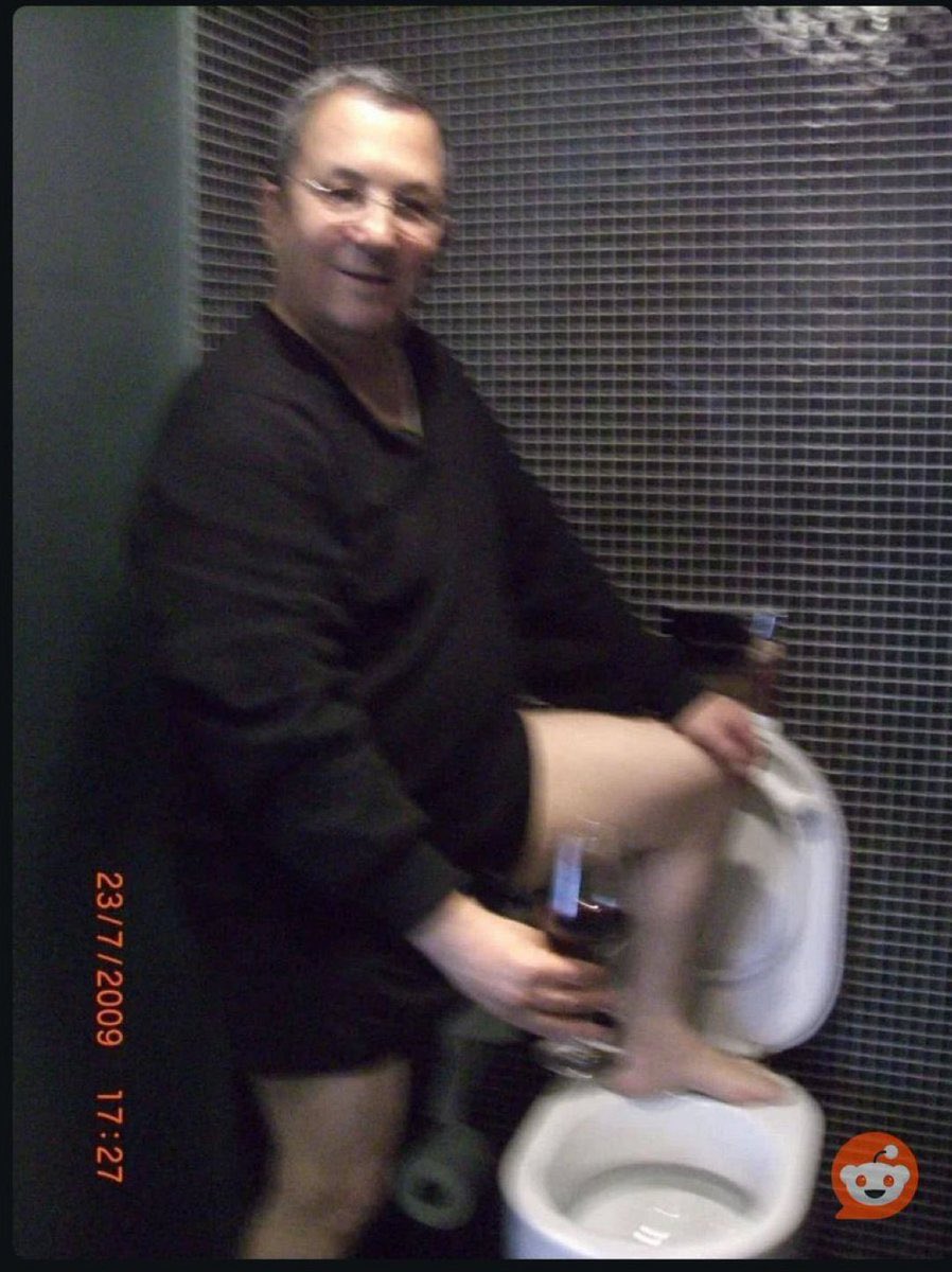 It's so crazy to me that the "no politik here" guy was on Epstein island!