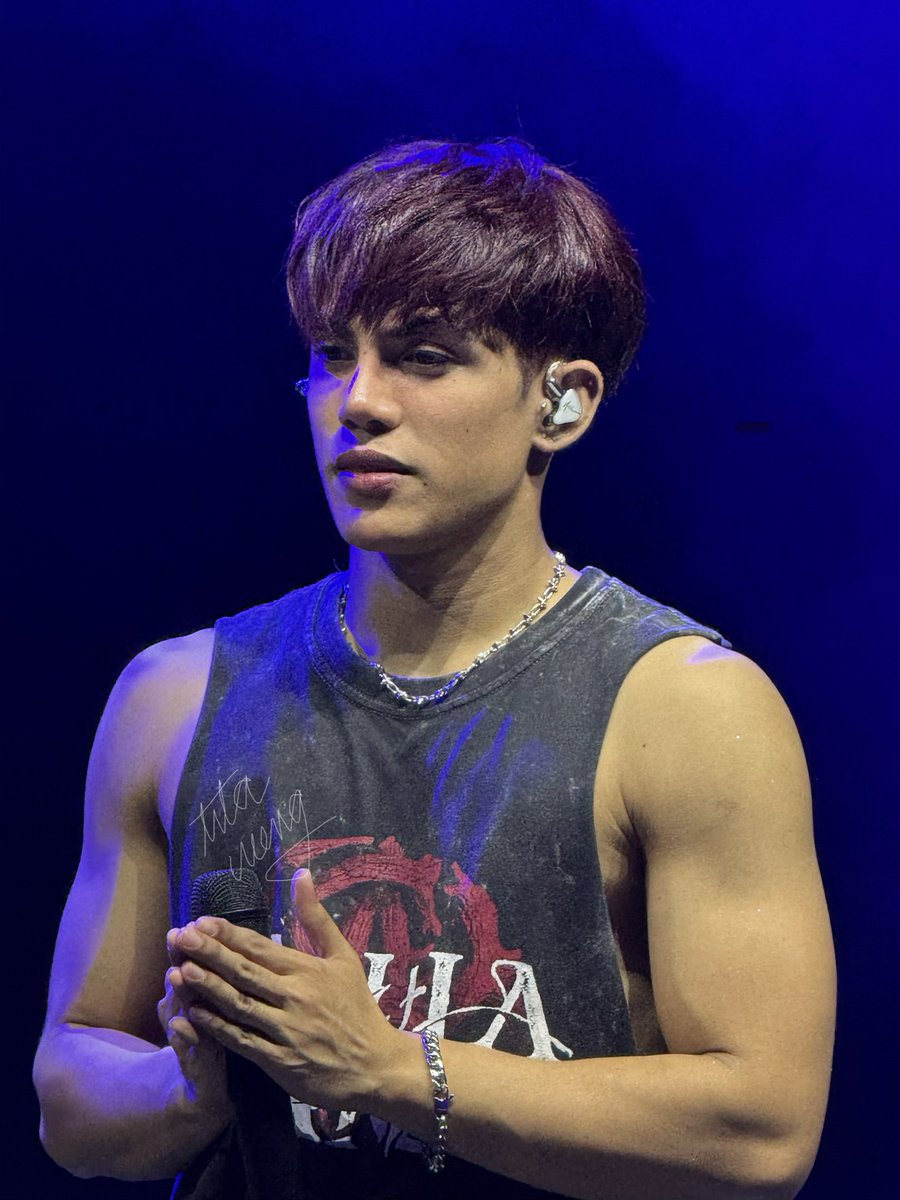 yourweng67's tweet photo. During photoop I told him na basang sisiw ako. (basang berry pala 😅) 

Good morning Tey! When you asked me if may daka ako extra shirt di pala kita nasagot, yes may dala akong extra shirt. Buti na lang coz nag chi chill na talaga ako sa pila. 

@stellajero_ #SB19_STELL https://t.co/XJbqsrKENr