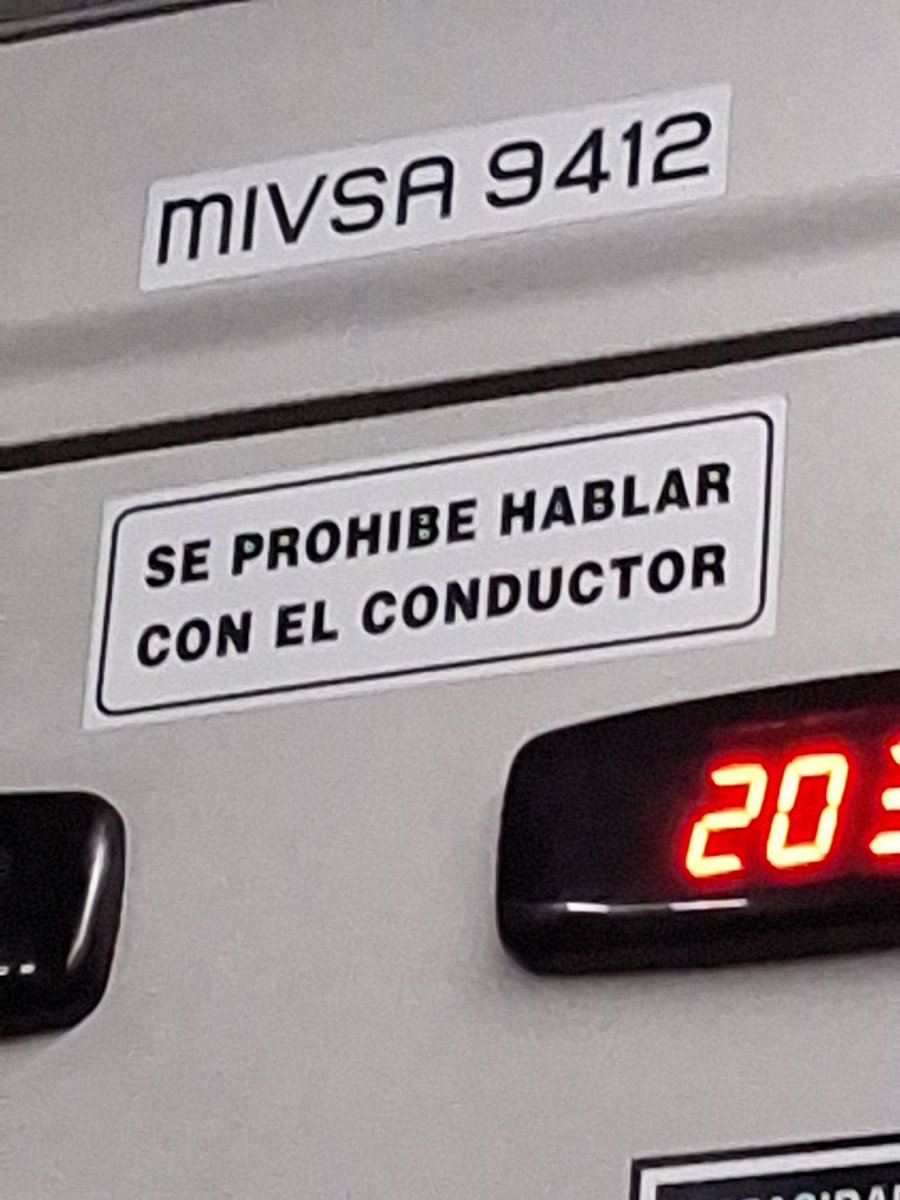 HanniRetana's tweet image. Hola @MetrobusCDMX aproximadamente a las 20:27 h el conductor de esta unidad de la línea 3, en la estación Etiopía evitó que una persona en silla de ruedas abordara la unidad, a pesar de que se le dijo en repetidas ocasiones que subiría silla de ruedas.