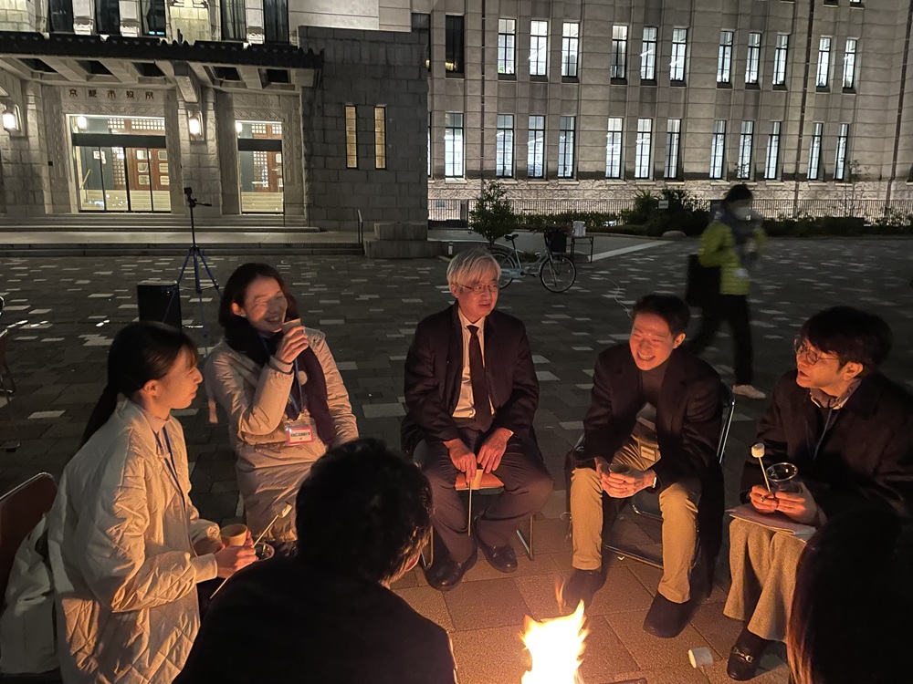 2025年12月8日、京都市役所の庁舎前広場にて開催された鴨川４プロジェクト「小さい焚火を囲む会」に参加しました。

詳細は下記URLからご覧ください。
kit.ac.jp/2025/12/news25…