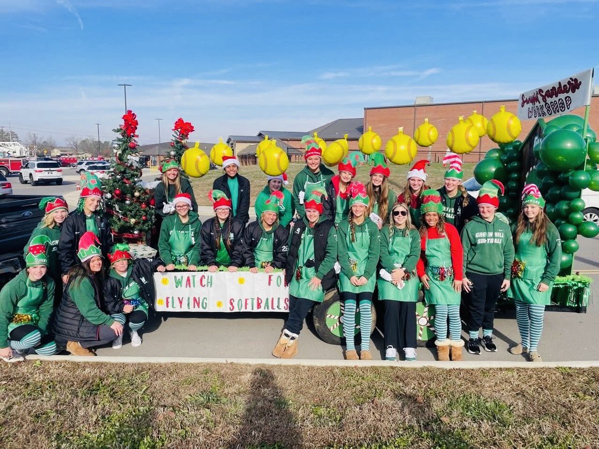 PeanutSchmitz99's tweet photo. Had sssooo much fun with my @GreenHillHighSB teammates at the Mt. Juliet Christmas parade. Handed out toys & t-shirts! Love interacting with the community and spreading the pride of the green & White! Go Hawks!! #HolidaySeason #IsItSpringYet #ReadyFor🥎 https://t.co/RPnVTDmntc