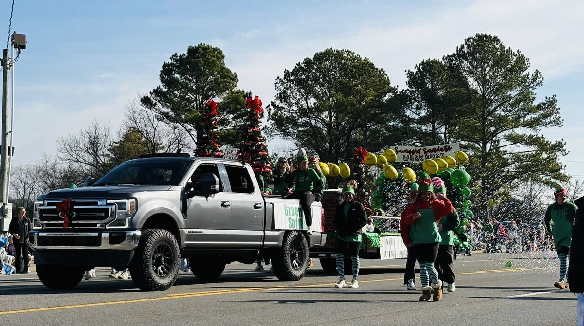 PeanutSchmitz99's tweet photo. Had sssooo much fun with my @GreenHillHighSB teammates at the Mt. Juliet Christmas parade. Handed out toys & t-shirts! Love interacting with the community and spreading the pride of the green & White! Go Hawks!! #HolidaySeason #IsItSpringYet #ReadyFor🥎 https://t.co/RPnVTDmntc