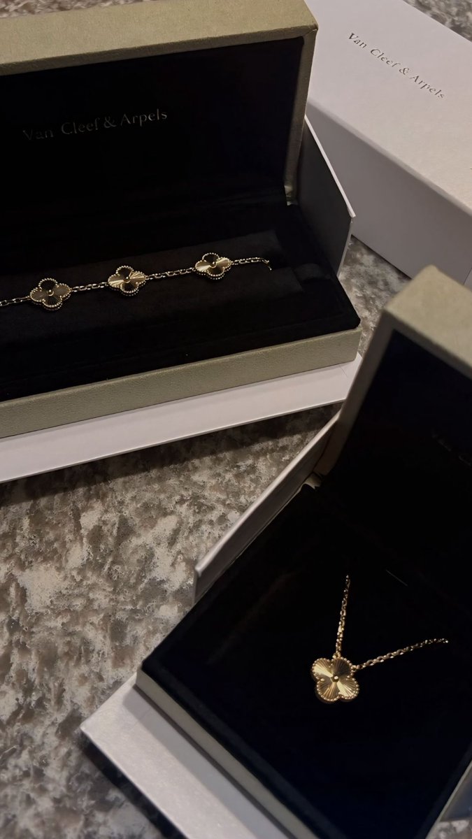 ImxAxMess's tweet image. Gift giving is my love language