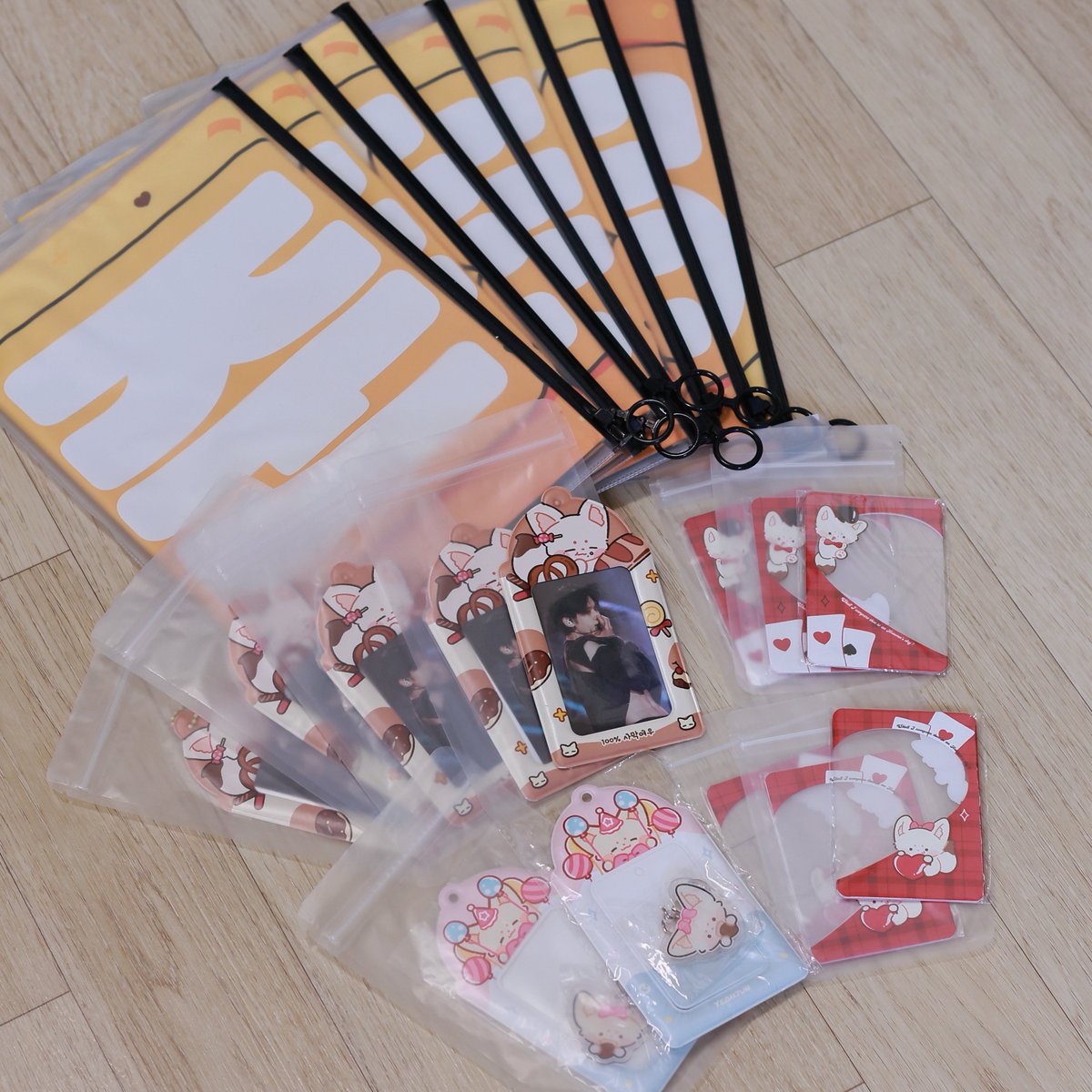 🎄🎁Christmas gift RT event🎁🎄
팔로우+리트윗 해주신 분들 중 21명을 뽑아 슬로건/포카홀더 을 드립니다>< 
슬로건 8명
PVC 포카홀더 7명
하트 포카홀더 6명

⌚️12월23일 오전 9시13분 까지
⚠️ 한국 국내주소가 필요합니다^^배송비는 제가 부담하겠습니다^^

#TXT   #투모로우바이투게더
 #연준