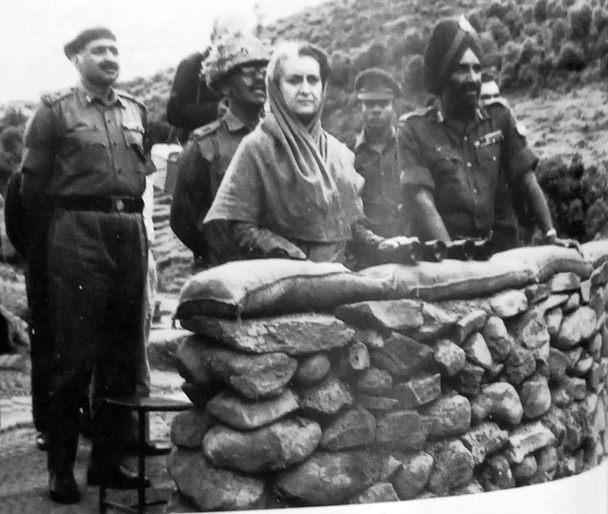 "हमारा सातवां लड़ाकू बेड़ा तैयार है, अगर पाकिस्तान पर हमला हुआ तो हम इसे भारत की ओर भेज देंगे" - अमेरिकी राष्ट्रपति रिचर्ड निक्सन 

"सातवां बेड़ा हो या सत्तरवां, हिंदुस्तान किसी से नहीं डरता।" - भारतीय प्रधानमंत्री इंदिरा गांधी 

अमेरिका ने अपना सातवां बेड़ा रवाना किया। उसके पहले