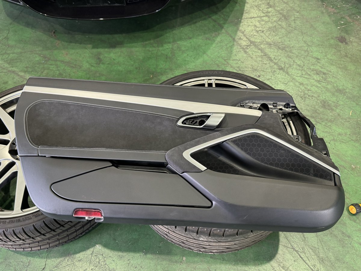 carlink_delight's tweet image. 修理する991.1GT3のドア内張も外した事だし、イモラとラグナセカの46M3眺めながら工具取りに行った上野を待ってる🥹

《郷原》