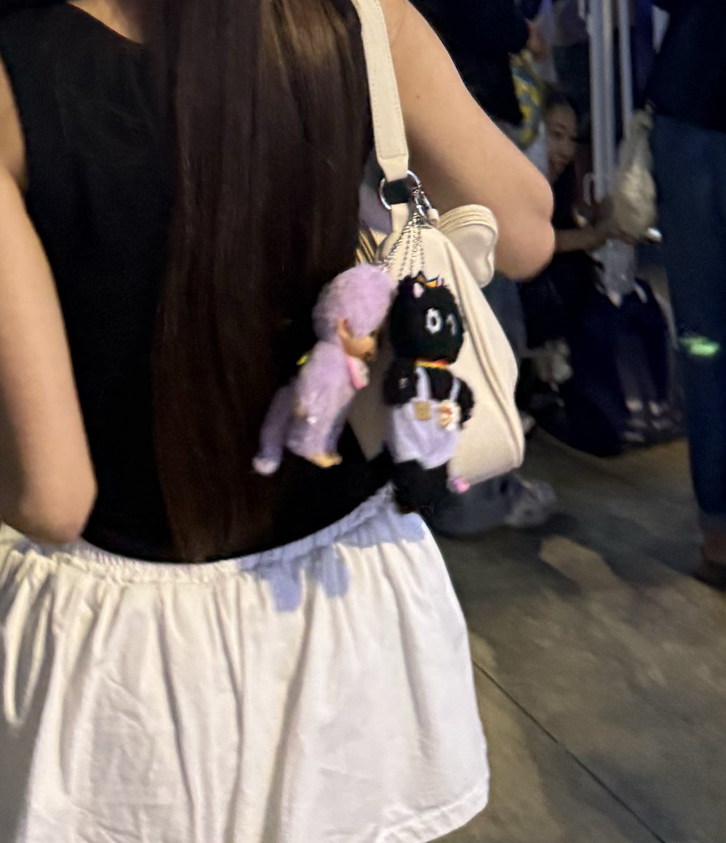 _viewnk's tweet image. เราทำน้องหาย คิดว่าน่าจะหล่นที่สยามไม่ก็ mrt ไม่แน่ใจเลยว่าหล่นที่ไหน  เป็นกานูเล่ใส่ชุดสีม่วง ใครเจอน้องส่งคืนเค้า มีค่าขอบคุณ 500 บาท รักน้องตัวนี้มาก #SiamMusicFest2025 #TENLEE #Canale #เตนล์