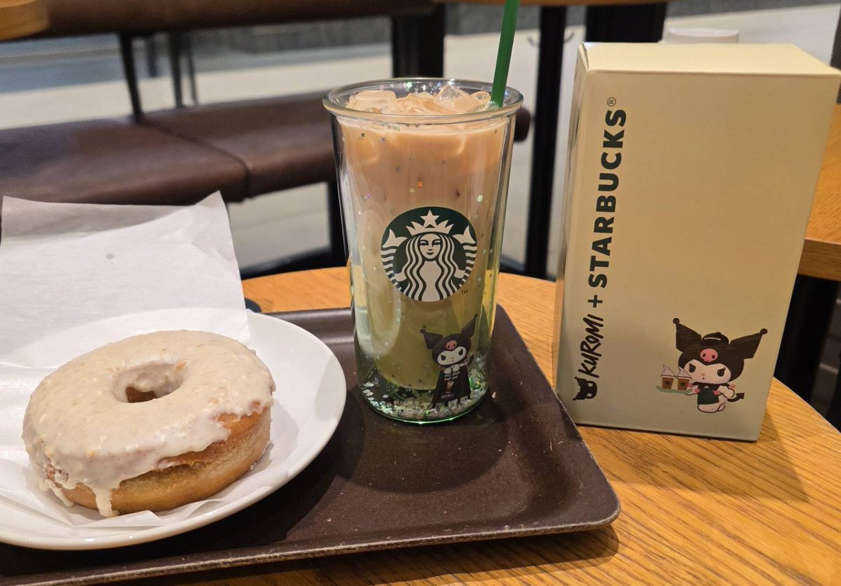 mi3_tu2's tweet photo. 妹から日本で非売品のスタバ×クロミちゃんのタンブラーもらった！やったね！

説明書読んだらアバウトすぎて笑ったよ(笑)
電子レンジと食洗機と凍らすことがダメってことはわかったんだけど🤔
熱いの液体をいれるのはお控えください。暖かい飲み物にも冷たい飲み物にもお使いいただけますとのこと🙄
何度から何度までか教えて欲しいんだが(笑)記載なし！

ちなみに素材はガラス🙄耐熱ガラスなのかな？、、、笑
