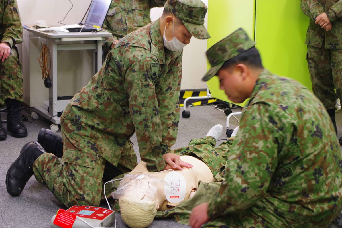 JGSDF_EA_PR's tweet photo. ～方面第一線救護競技会～
#東部方面隊 は、１２月９日（火）から１１日（木）の間、方面第一線救護競技会を実施しました。第一線救護とは、負傷した自衛官を自衛官が救護することを目指すものです。
この競技会には方面隊内の各部隊から２３コチームが参加し、第一線救護や #心肺蘇生法 の技能を競い合いました。
各チームは日頃の訓練成果を遺憾なく発��し、第一線救護能力等の向上を図ることはもちろん、『仲間の命は自分たちが必ず救う!!』という自衛官としての気概も高まりました。