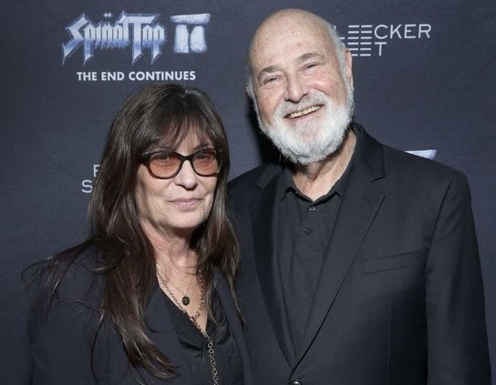 Alex_MaldonadoS's tweet image. Nick Reiner, presunto asesino de sus padres, el cineasta Rob Reiner y su esposa Michele, es detenido sin derecho a fianza.
La Policía de Los Ángeles #LAPD lo identificó como responsable del doble homicidio y lo fichó por asesinato.
amnoticias.com.mx/entretenimient…