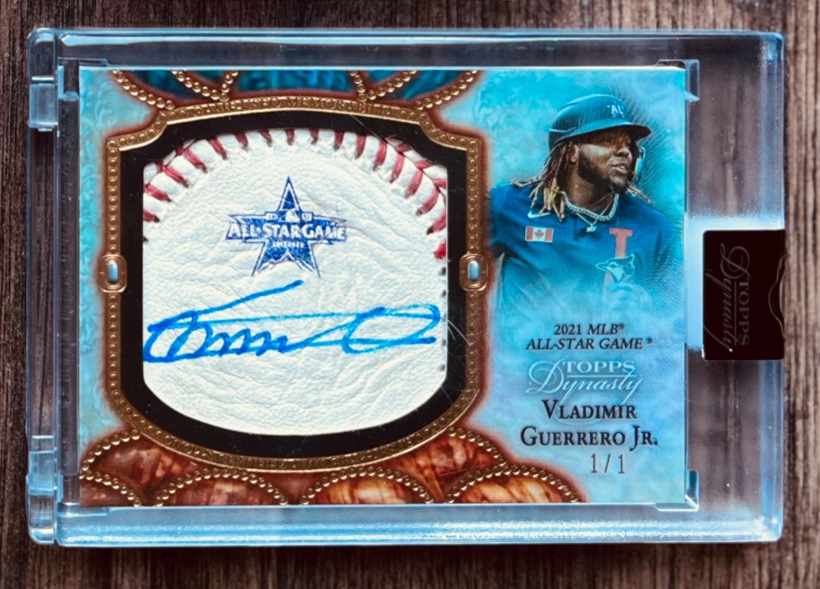 The autograph on this Vladdy Jr. 1/1 card is ON THE BALL 😳