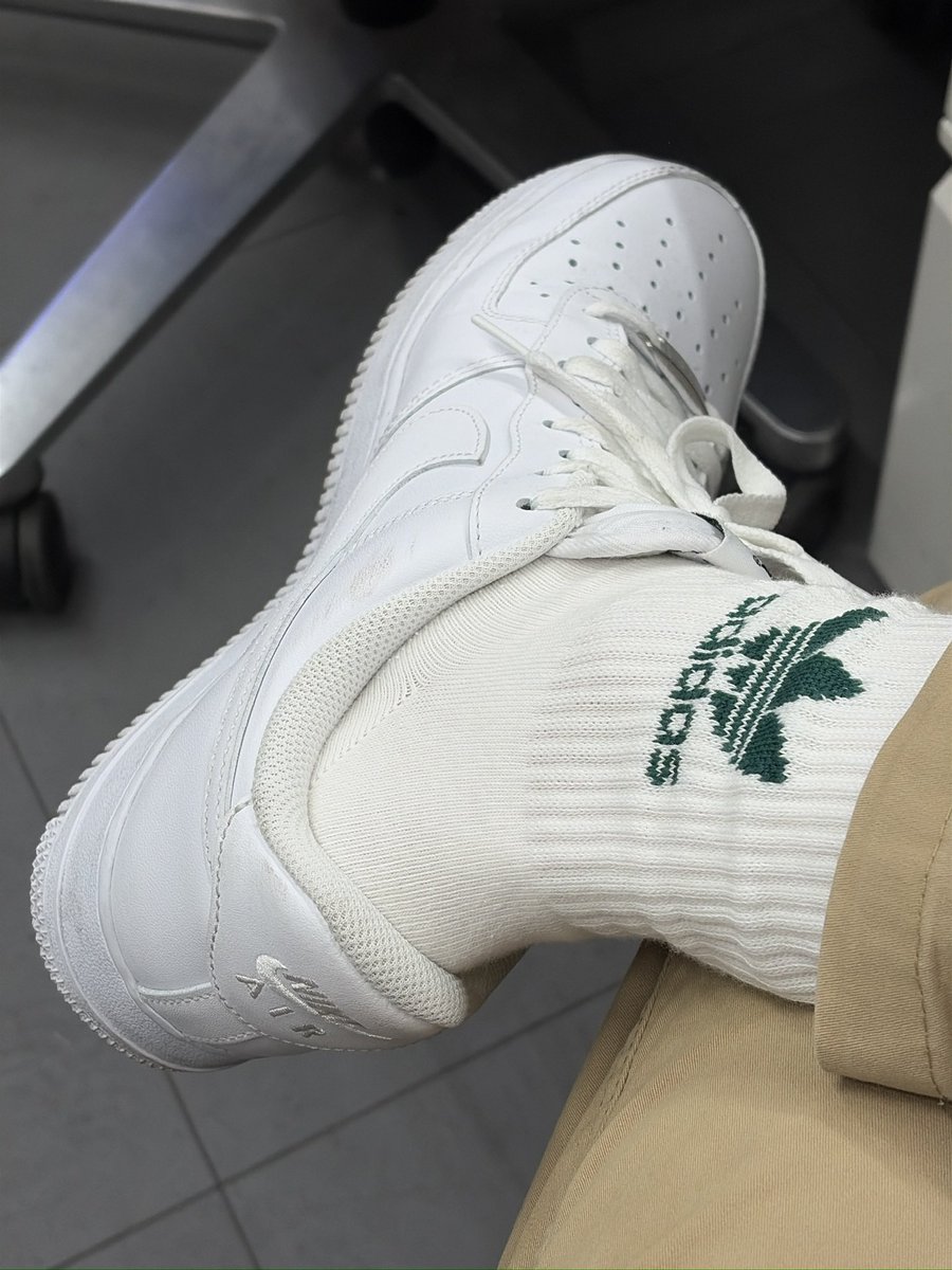 今天穿小白鞋 😀