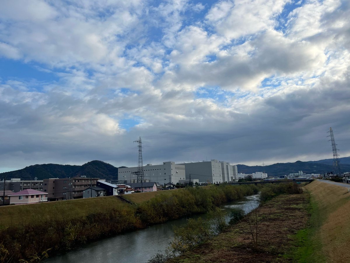 火曜っぽい雲のスピード。知らんけど。