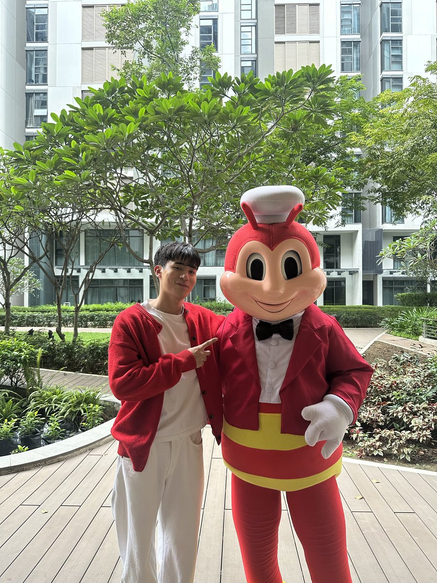 Ramdam ko na talaga ang Pasko 🎄 Lalo na’t dahil sine-celebrate ng <a href="/Jollibee/">Jollibee</a> ang #ChristmasJOYday!

Watch this para mas ma-feel na #BuoAngSAYAngPasko

youtu.be/o4ZmfO6oRRc?si…