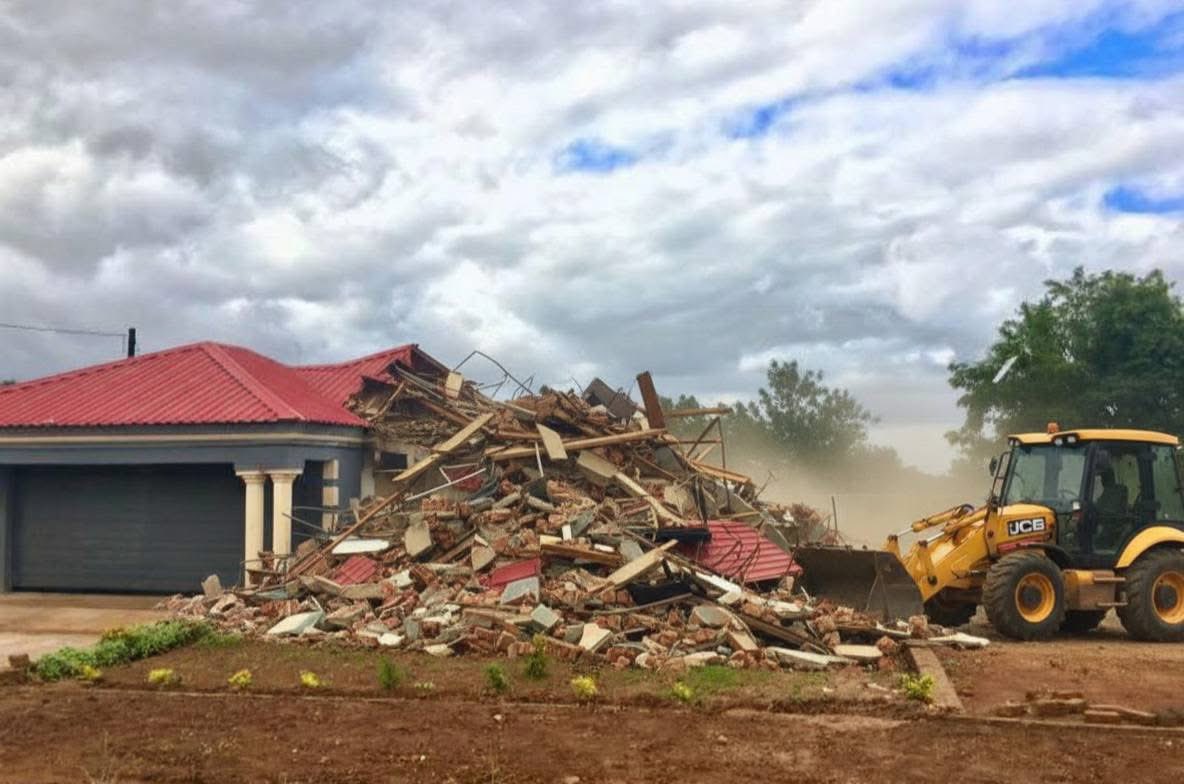 A businessman in Limpopo discovered his side chick was pregnant with another man’s child. Instead of chaos or public fights, he quietly pulled back, demolished the house he had built for her and moved on. 

Sometimes walking away calmly is the strongest choice.😅