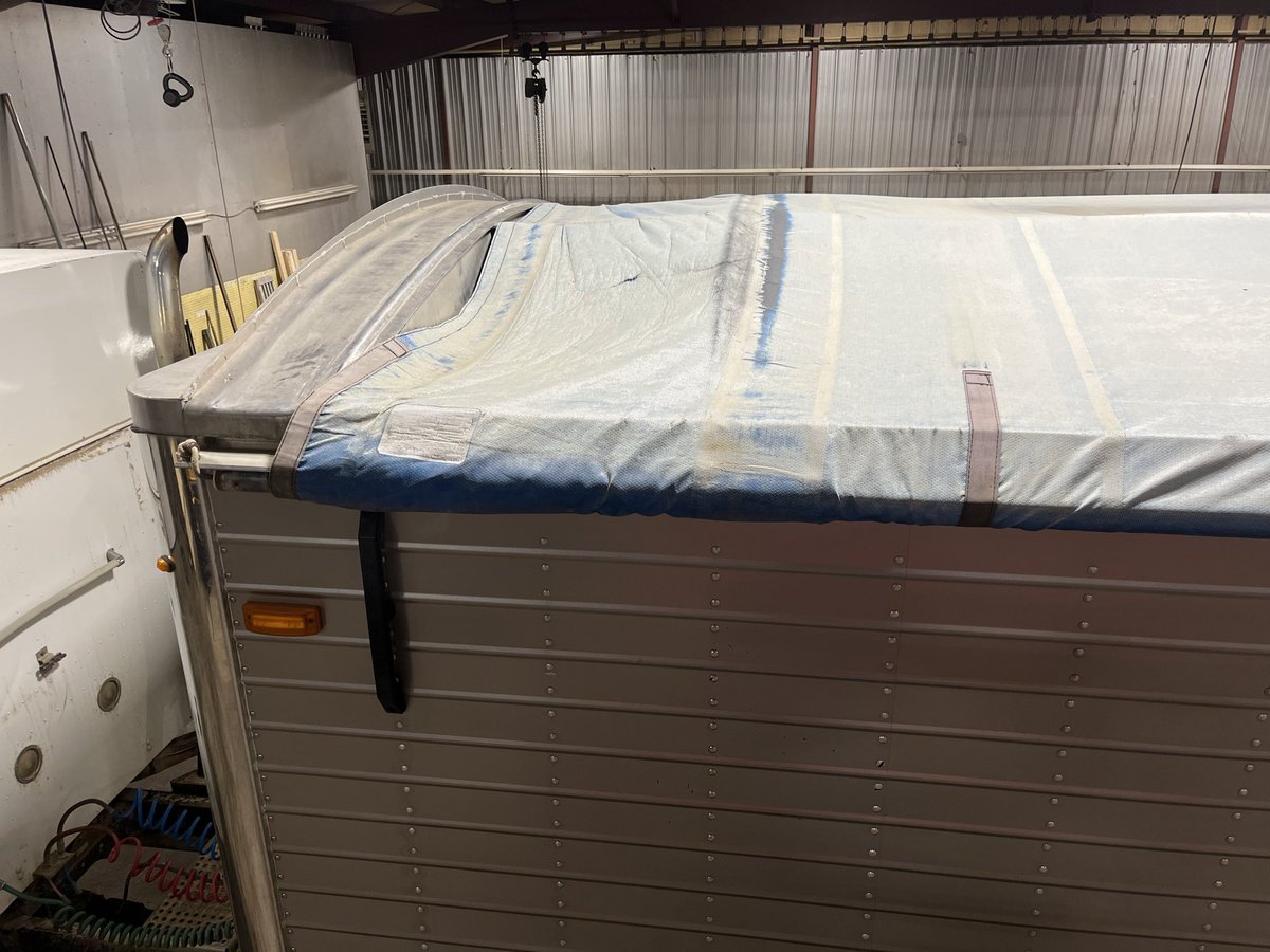 ReadyRollTarps's tweet photo. Swapping out the old worn out tarp for a brand new one. 👍 https://t.co/ylIskyNmuy