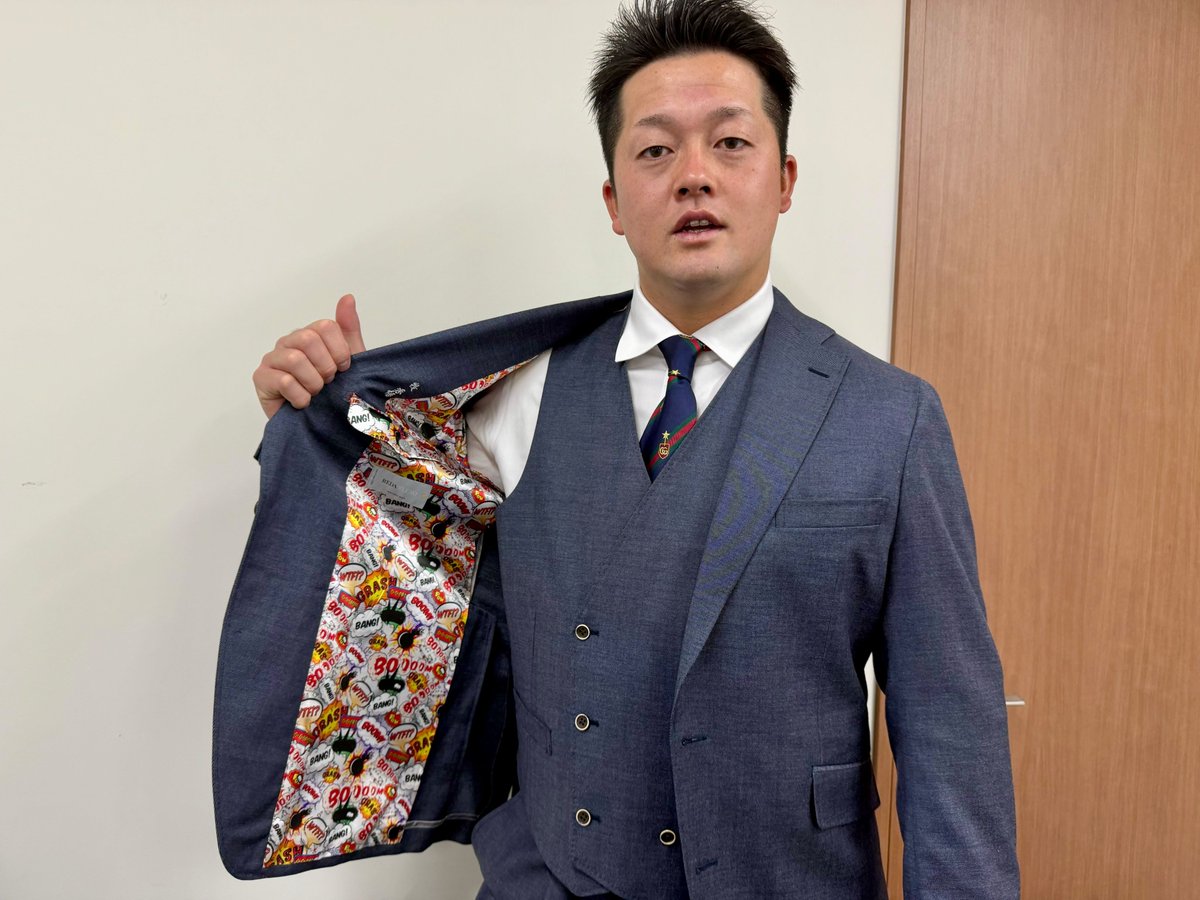 本日、契約更改会見に臨んだ #牧秀悟 選手！ 新調した一張羅の