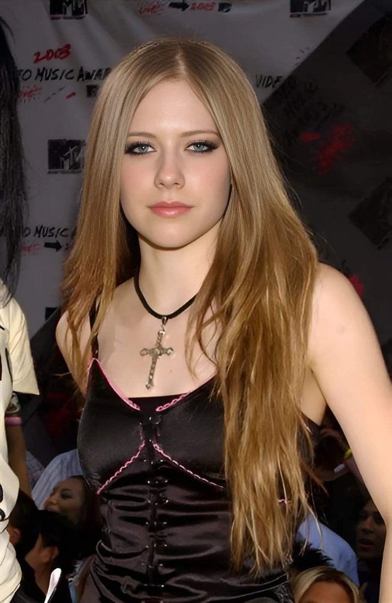 zhangeluv's tweet photo. Avril Lavigne. https://t.co/3dUhYIpFBf