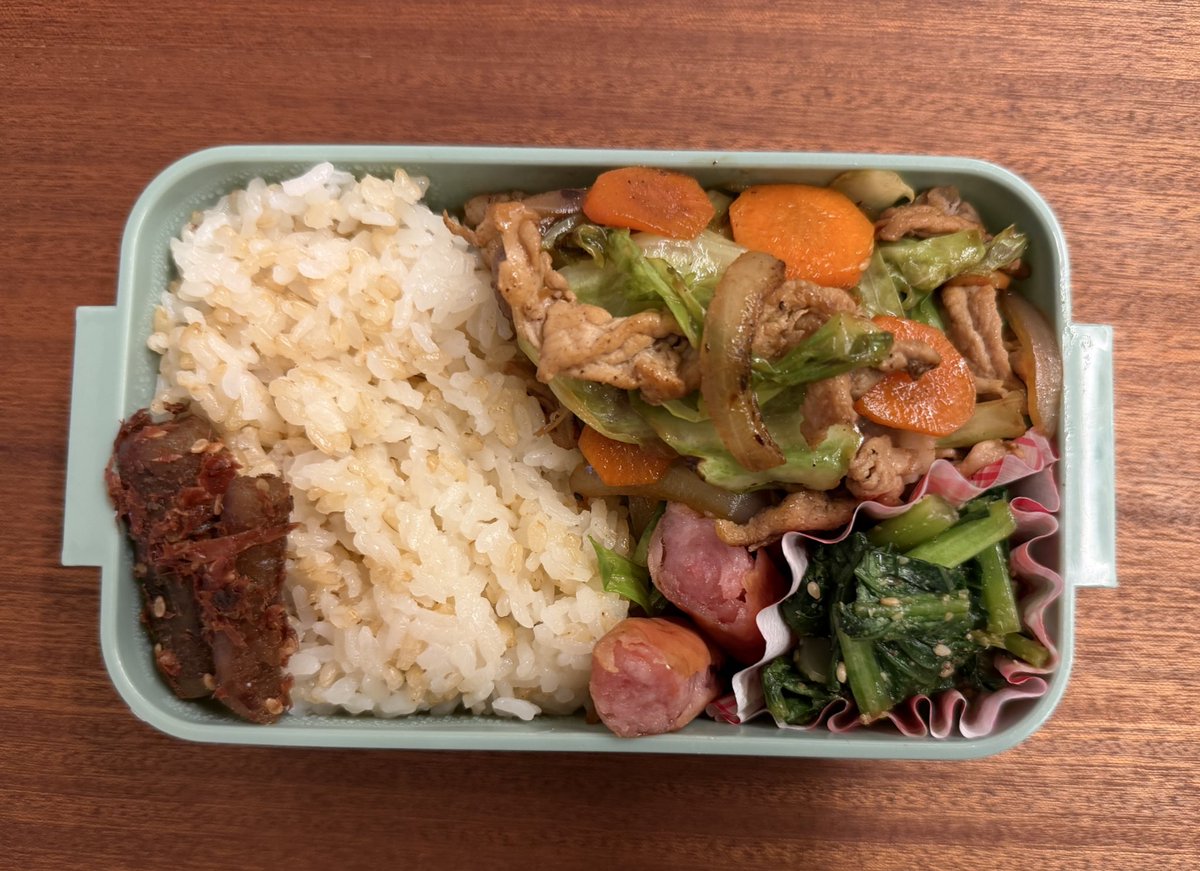dannbenkiroku's tweet photo. おはようございます。
本日のお弁当🍱
妻から肉野菜炒めのリクエストで作りました。
肉野菜炒めをお弁当に詰める時彩りと量が難しくサービス精神でついついたくさん詰めてしまうw
盛り付け勉強中!
午後からもがんばりましょー!
#20251216
#お弁当
#弁当
#bentou
#ダン弁記録 https://t.co/jyKfGSfc5s