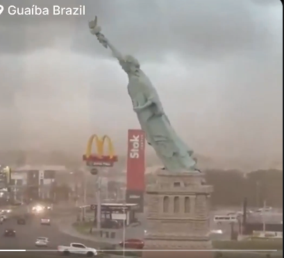 RandomstuffA2Z's tweet photo. Shocking: 24m Statue of Liberty replica at Havan store in Guaíba, Brazil, collapses in 90+ km/h storm winds! No injuries reported. Viral video captures the dramatic fall. #BrazilStorm #StatueOfLiberty #Guaiba https://t.co/9FGWi6uwfP