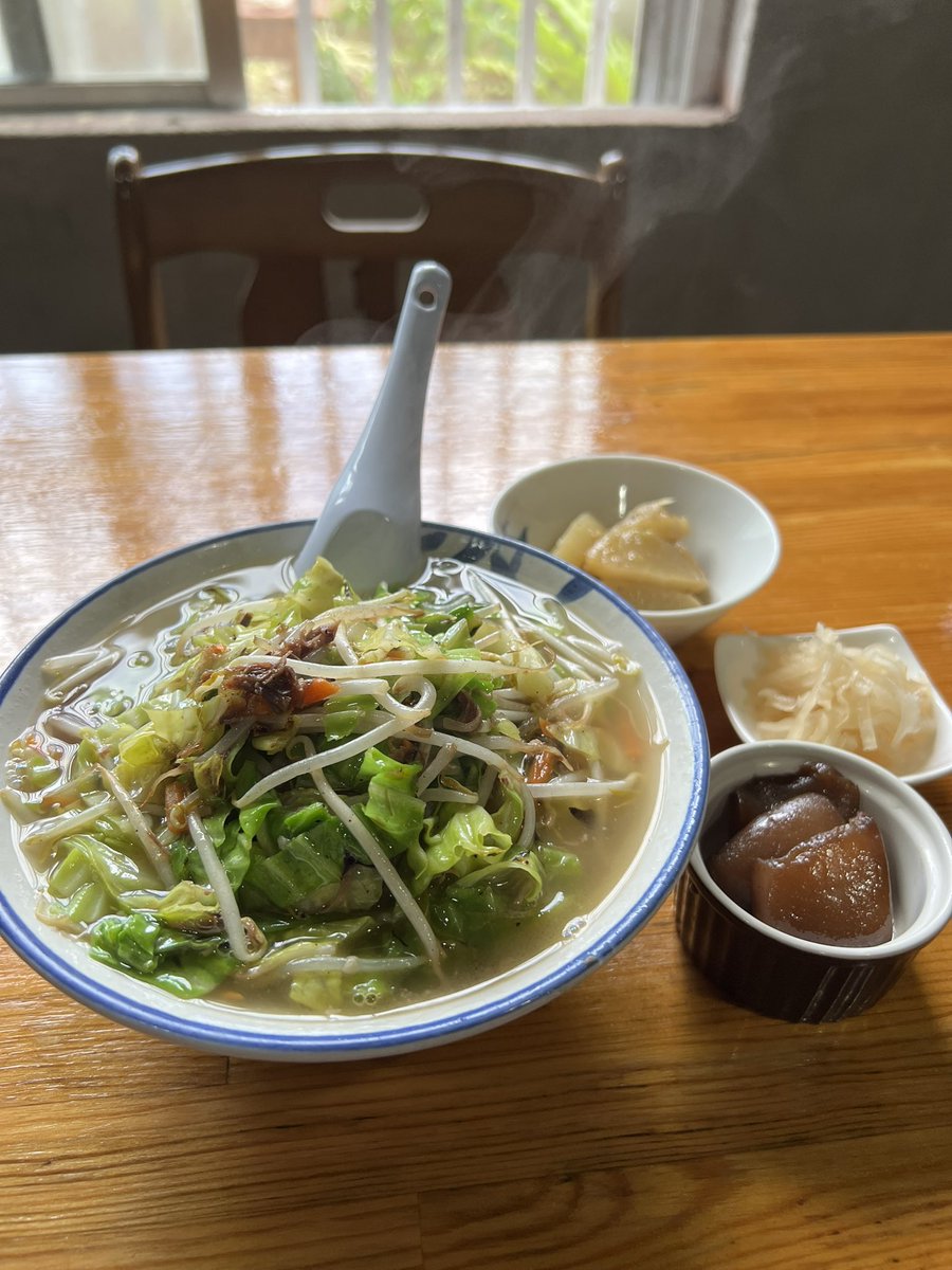 きっちん城（ぐすく）によく行くけど1番好きなメニューは野菜そばかな。
優しいだしに野菜と肉の旨みがたっぷり溶けこんでる。
今日の肉は先日潰した豚の頬肉をほろほろに柔らかく煮込んだものだって。
上等なコンビーフみたいにほぐれた肉は野菜やそばとの絡みも良い。相変わらずうんまいなぁ。