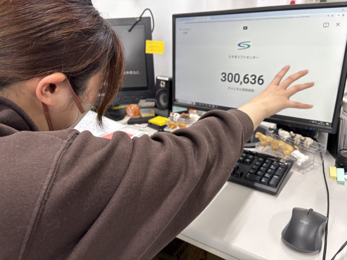 t_soft_center's tweet image. 先日、YouTube チャンネルの登録者10万人、20万人の節目をお知らせしなかったことのお詫びを申し上げました。
そして今日未明30万人を達成しました。
自宅で待機していたおやっさんは深夜2時過ぎに意識を失い、今朝会社でそれを確認したF川は悔しさが滲んでいました。
みなさまありがとうございます。