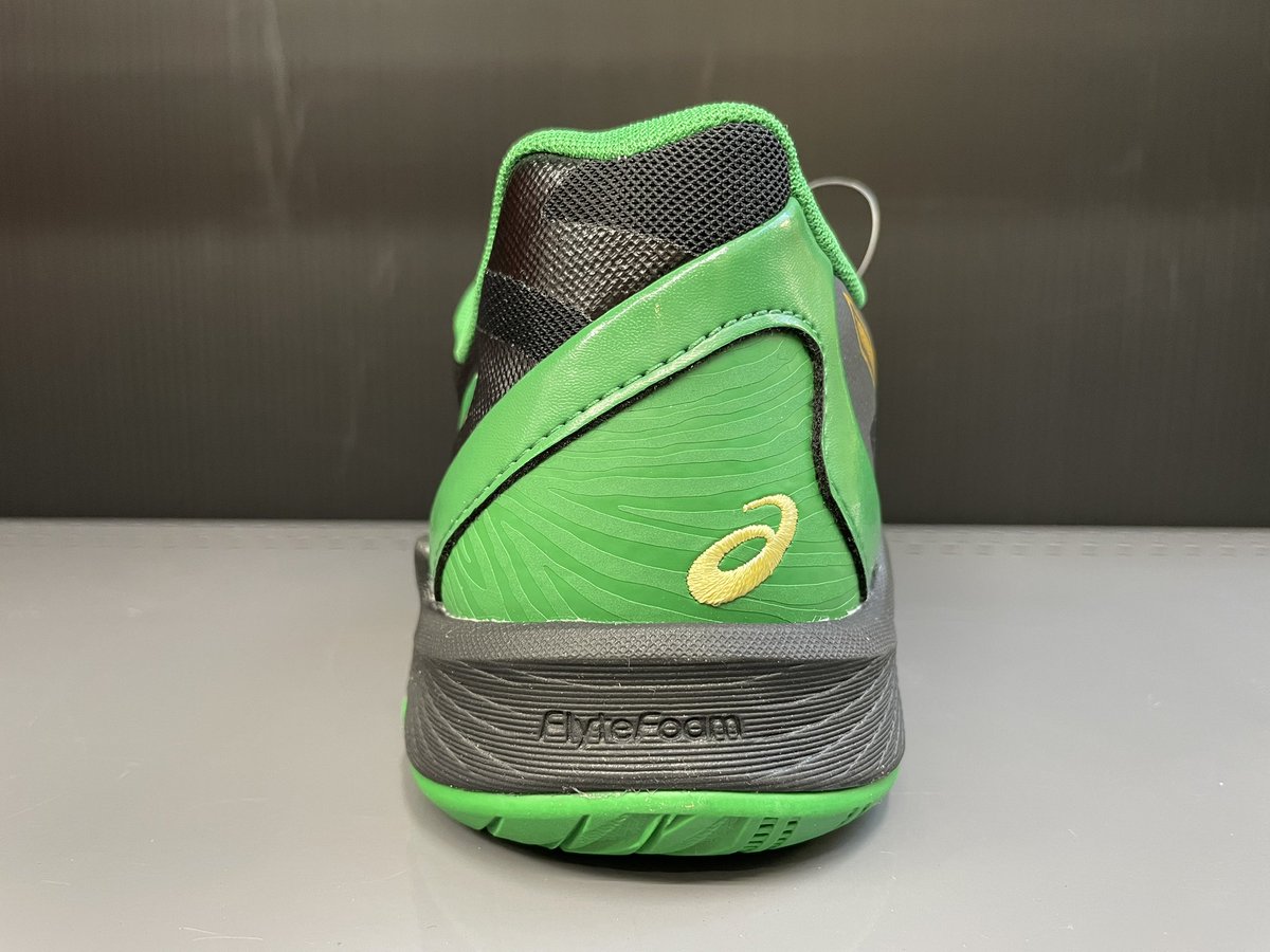 g2_shinjuku's tweet image. 【#オーダーシューズご紹介】

#アシックス バレーボールオーダーシューズ ローカット

以前からお作りいただいている群馬のチーム様から✨
こちらはブラックをベースにチームカラーのグリーンを差し色で作成していただきました💚
いつもありがとうございます😊

#asicsvolleyball
#ギャラリー2新宿店