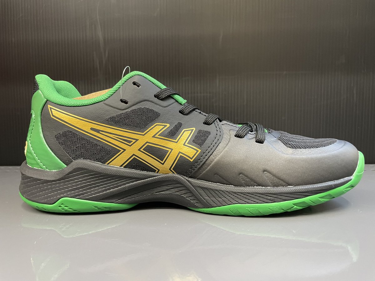 g2_shinjuku's tweet image. 【#オーダーシューズご紹介】

#アシックス バレーボールオーダーシューズ ローカット

以前からお作りいただいている群馬のチーム様から✨
こちらはブラックをベースにチームカラーのグリーンを差し色で作成していただきました💚
いつもありがとうございます😊

#asicsvolleyball
#ギャラリー2新宿店