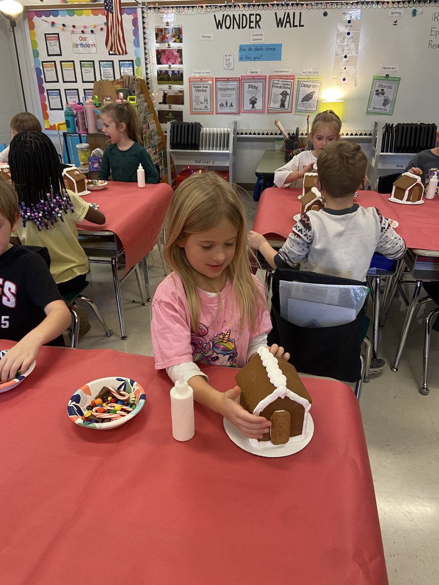 MorrisGTE's tweet photo. Gingerbread houses https://t.co/fw6ijXXxxJ