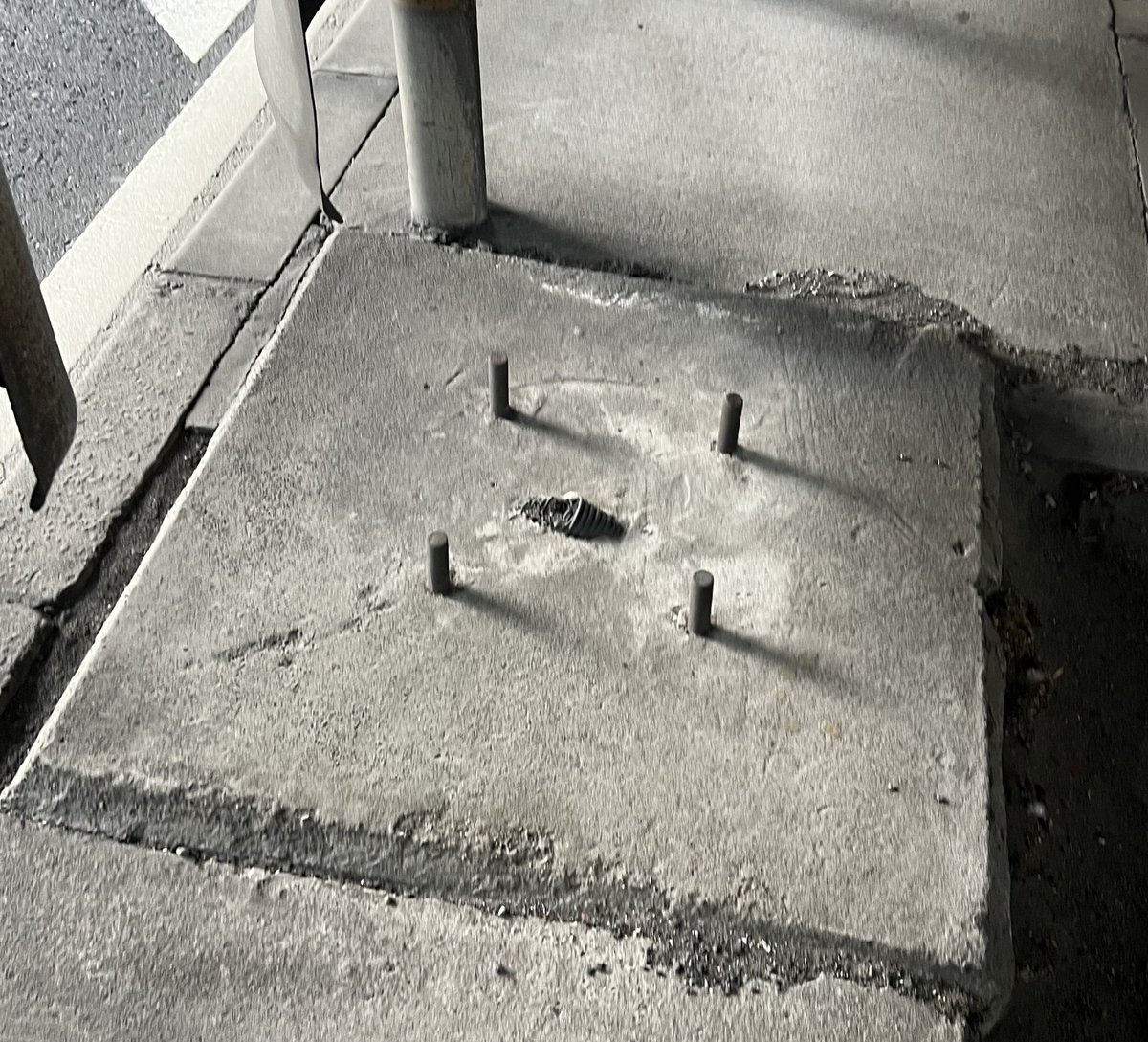 adusa2gou's tweet photo. 大都会ど真ん中、交通量半端無い道路の横にあるけど全然知られてないレールが残る廃線跡。踏切の台座も残る。 https://t.co/HzCax90htI