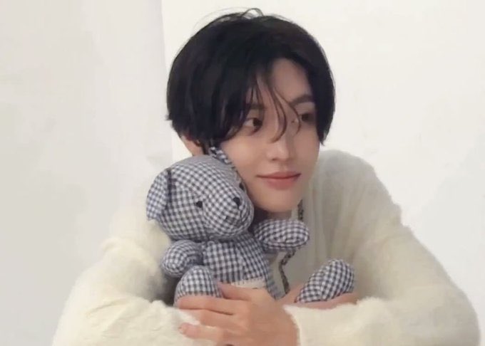 ming9ooo's tweet photo. 곰돌이 또 소중히 안아줌 https://t.co/3uoimh3amy