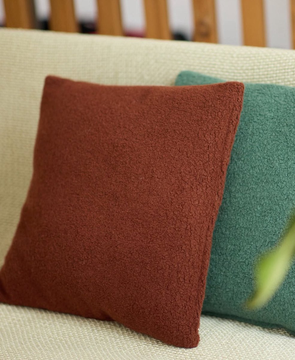 ウール×アンゴラのブレンドで、
ふんわりやわらかなブークレ生地のクッションカバー「ペコラ」。
空気を含んだような軽やかさを、特殊な丸編み機でパイル風に表現。
ウールの質感が、空間にやさしいあたたかみをプラスしてくれます☺️
▶︎ idc-otsuka.jp/item/products/…