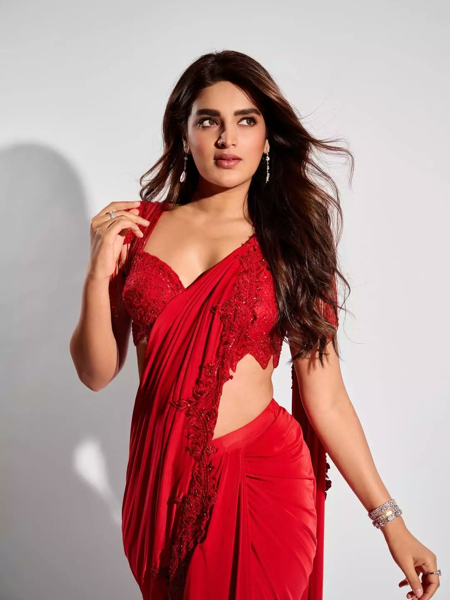 #RajaSaab tho <a href="/AgerwalNidhhi/">Nidhhi Agerwal</a> papa cult chpistam💥💥💥
Pandestam🥵🔥 #NidhhiAgerwal