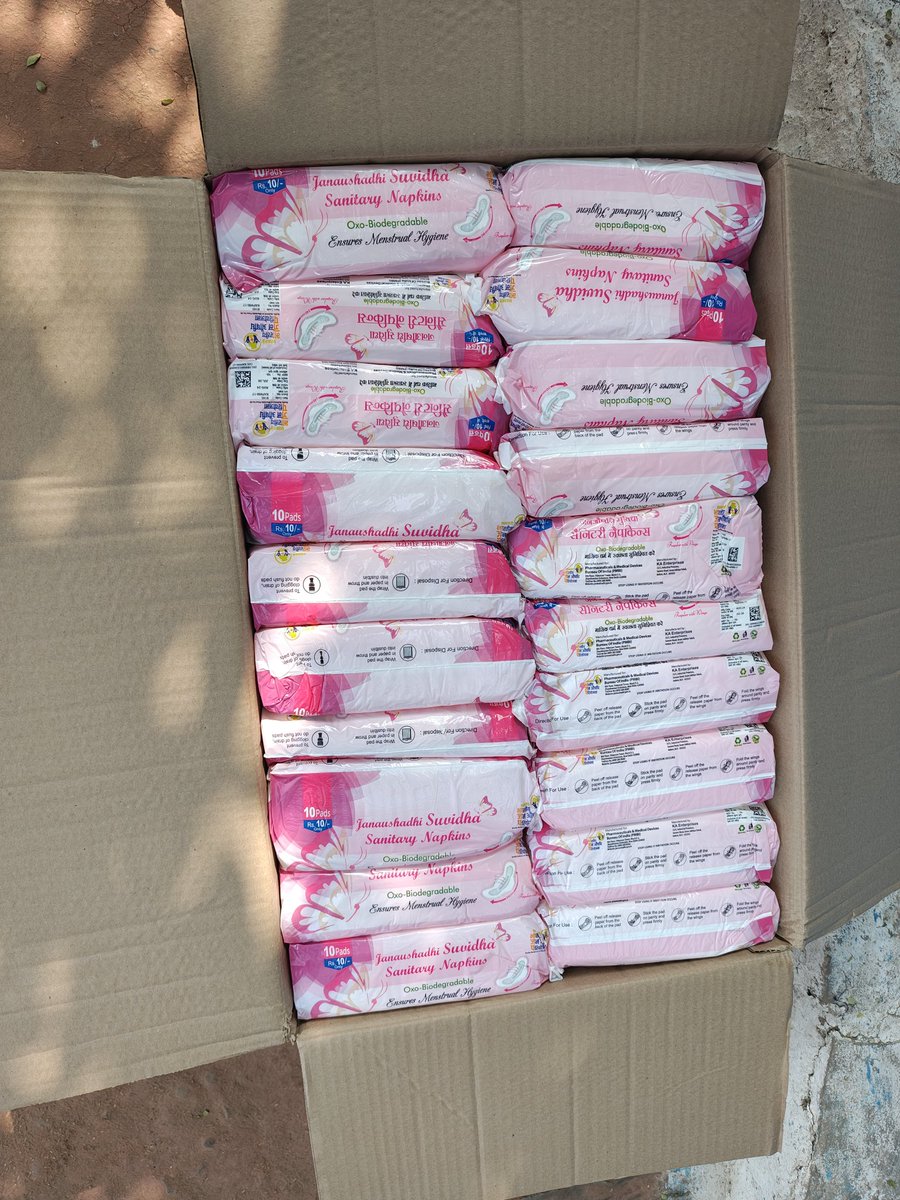 Humanityorg1's tweet photo. ह्यूमैनिटी ऑर्गेनाइजेशन अपराजिता गर्ल्स विंग की #IAmShakti कैंपेन के माध्यम से आज भोलानगर बस्ती विजयनगर जबलपुर मे 120 महिलाओं/लड़कियों को दिसम्बर माह के लिए 120 पैड्स पैकेट्स(10 पैड्स प्रत्येक पैकेट मे)उपलब्ध कराए गए साथ ही महिलाओं से वार्तालाप एवं उपयोग, डिस्पोज़ की जानकारी दी। https://t.co/O7chvwPMII