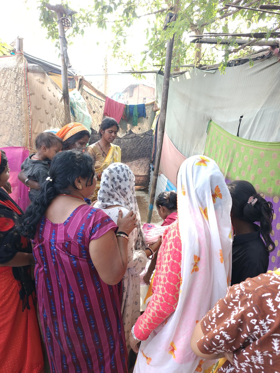 Humanityorg1's tweet photo. ह्यूमैनिटी ऑर्गेनाइजेशन अपराजिता गर्ल्स विंग की #IAmShakti कैंपेन के माध्यम से आज भोलानगर बस्ती विजयनगर जबलपुर मे 120 महिलाओं/लड़कियों को दिसम्बर माह के लिए 120 पैड्स पैकेट्स(10 पैड्स प्रत्येक पैकेट मे)उपलब्ध कराए गए साथ ही महिलाओं से वार्तालाप एवं उपयोग, डिस्पोज़ की जानकारी दी। https://t.co/O7chvwPMII