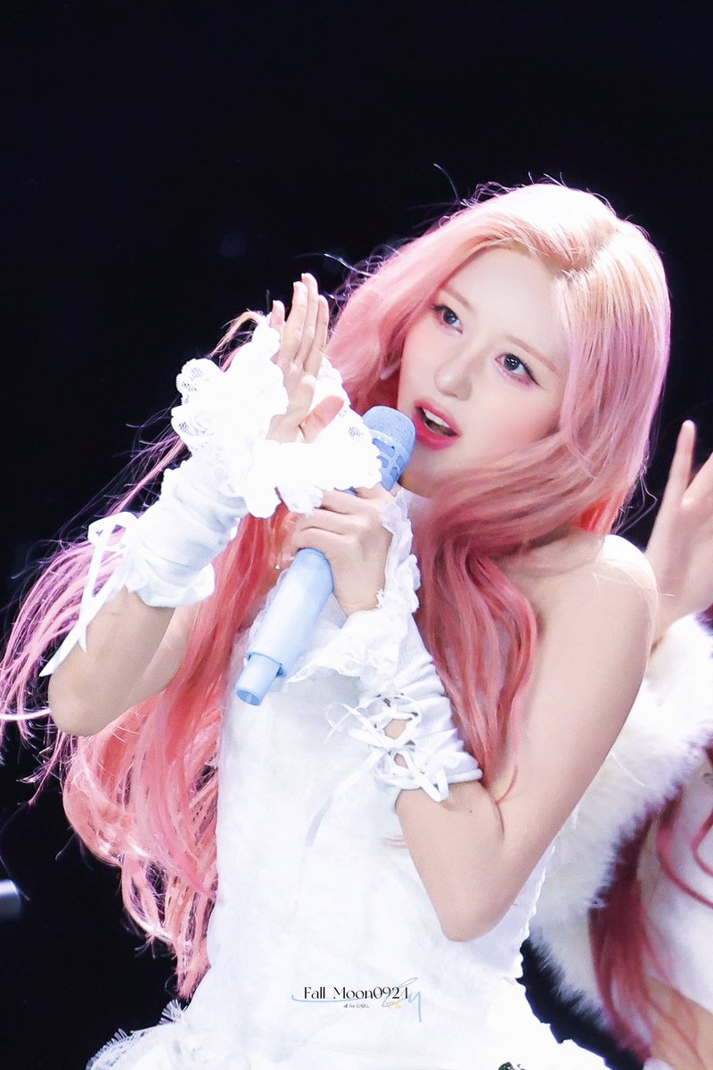 Fall_Moon0924's tweet image. 251214 MUSIC BANK🍁

#GAEUL  #김가을 #가을 #ガウル #IVE #아이브 #アイヴ